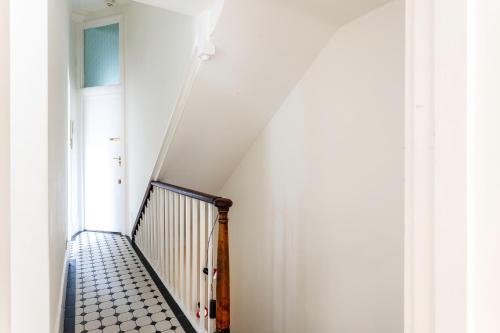 2-bedroom split-level apartment in Notting Hill - image 10