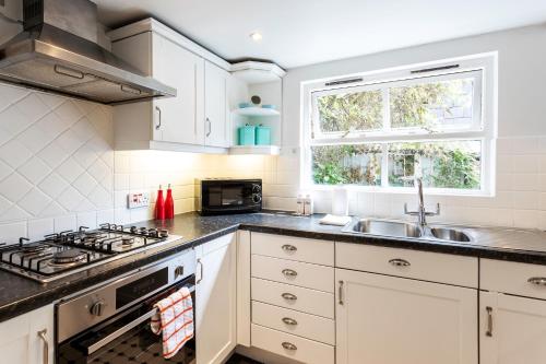 2-bedroom split-level apartment in Notting Hill - image 5
