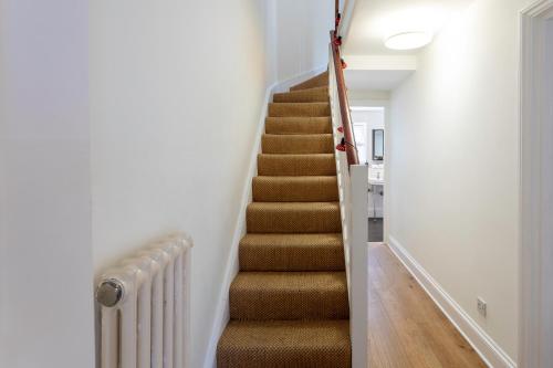 2-bedroom split-level apartment in Notting Hill - image 4