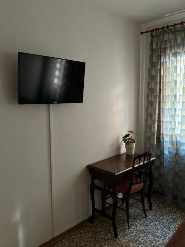 One-Bedroom Apartment image 4