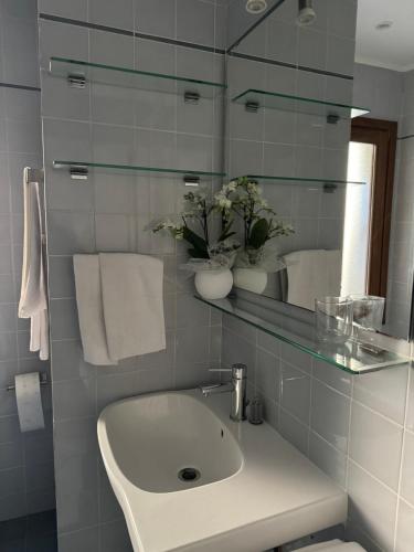 One-Bedroom Apartment image 3