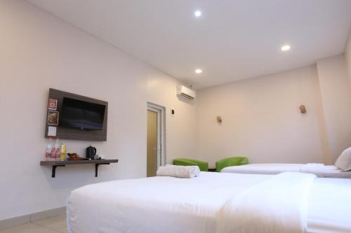 Family Room image 5