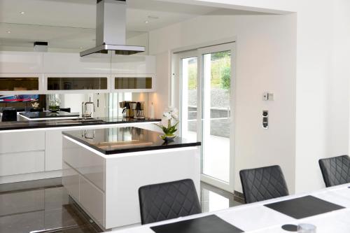 Konyha, 5 STERNE LUXUS VILLA KLIMATISIERT DACHTERRASSE MIT ATEMBERAUBENDER AUSSICHT ooooo in Ellenz-Poltersdorf