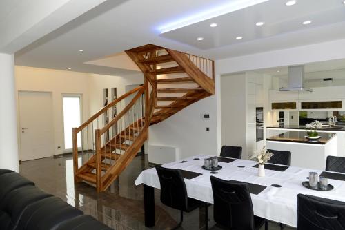 Létesítmények, 5 STERNE LUXUS VILLA KLIMATISIERT DACHTERRASSE MIT ATEMBERAUBENDER AUSSICHT ooooo in Ellenz-Poltersdorf