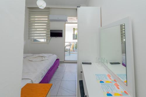 Double Room with Garden View image 7