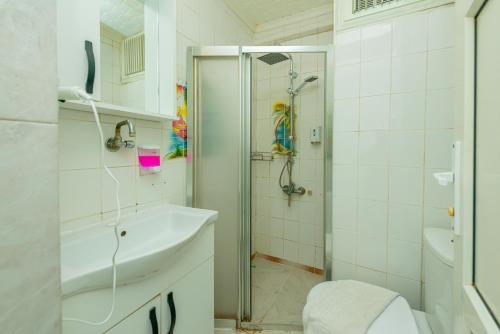 Double Room with Garden View image 3