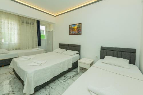 Aliş Hotel Fethiye Room Type - Quadruple Room with Balcony Aliş Hotel Fethiye Room Type - Quadruple Room with Balcony