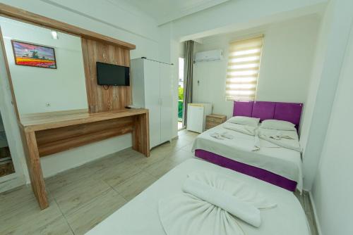 Triple Room with Balcony image 5
