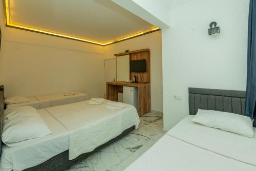 Quadruple Room with Balcony image 2