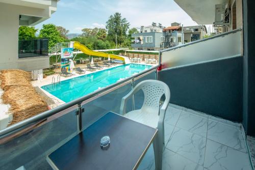 Double Room with Garden View image 5