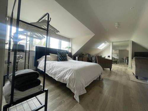Lewis House studio with parking in Girton