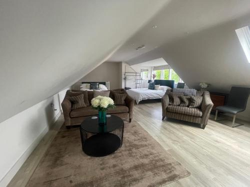 Lewis House studio with parking in Girton