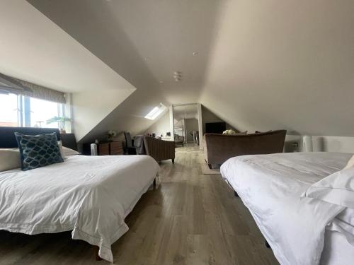 Lewis House studio with parking in Girton