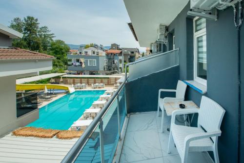 Double Room with Garden View image 8