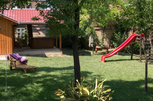 Spēļu laukums, Ana Guesthouse in Senta