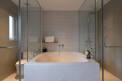 Doccia, Kin Hotel Thai Van Lung near Sede del Comitato popolare