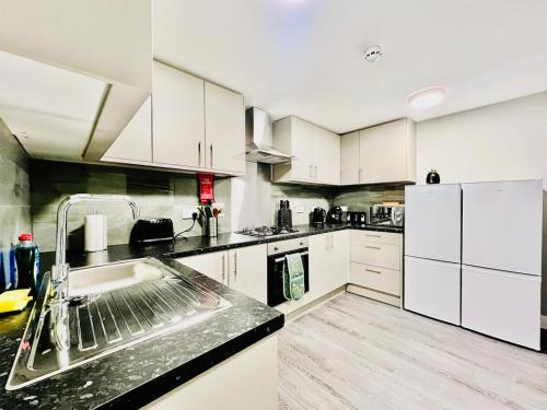 Quirky and spacious 5 Bedroom and 3 bathroom house Sleeps 7 with free Parking in Basildon