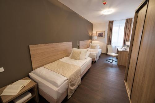 4 twin beds