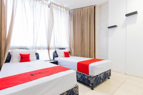 RedDoorz at Sparkling Hotel near Stasiun Gubeng Surabaya Room Type - Superior Twin Room