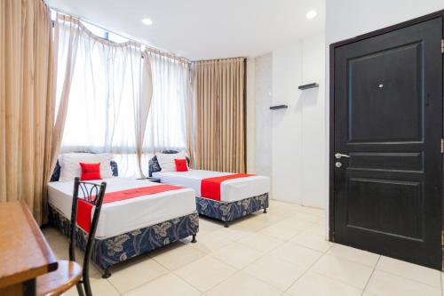 Superior Twin Room room in RedDoorz @ Sparkling Hotel near Stasiun Gubeng Surabaya