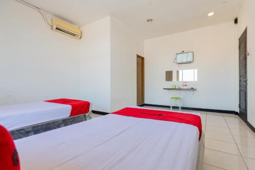 Standard Twin Room image 4