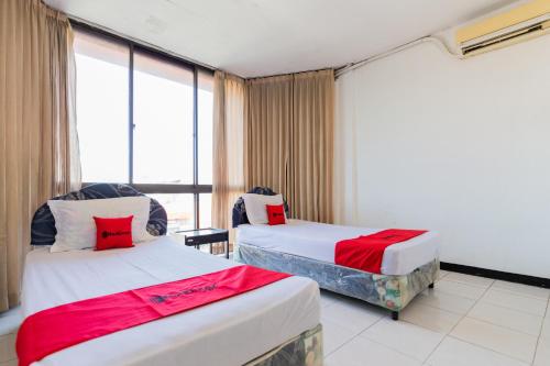 Economy Twin Room room in RedDoorz @ Sparkling Hotel near Stasiun Gubeng Surabaya