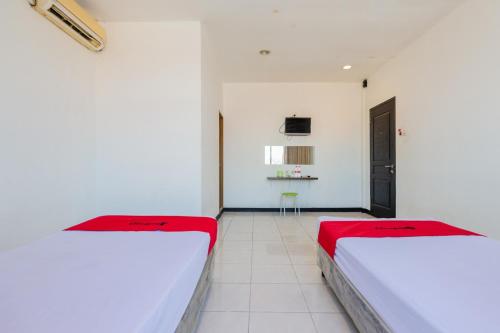 Standard Twin Room image 3