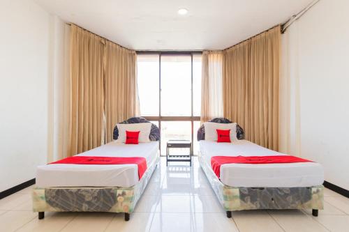 Standard Twin Room image 6