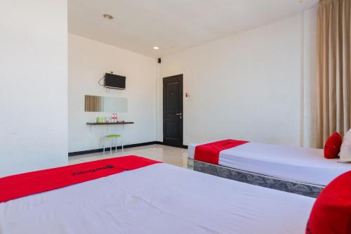 Economy Twin Room image 3