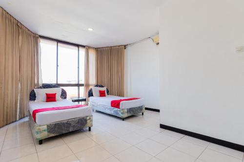 Standard Twin Room image 7