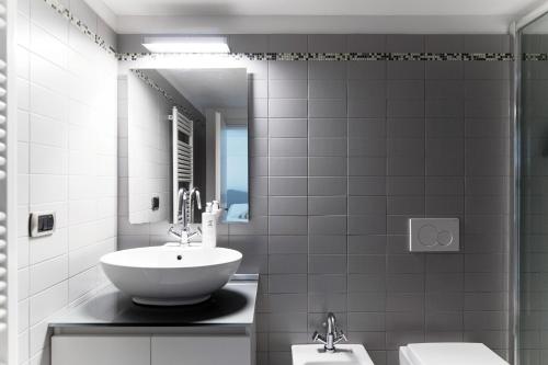 One-bedroom Loft Apartment  image 10