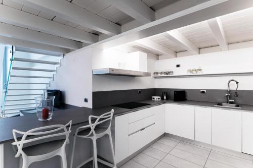 One-bedroom Loft Apartment  image 2