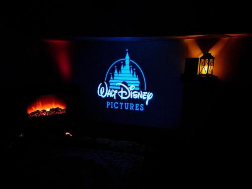 "Studio Cinéma" -Coeur de ville- Spacieux, calme et connecté-alexa, wifi, free, netflix, disney, prime video, jeux vidéo et de société - Location saisonnière - Auxerre