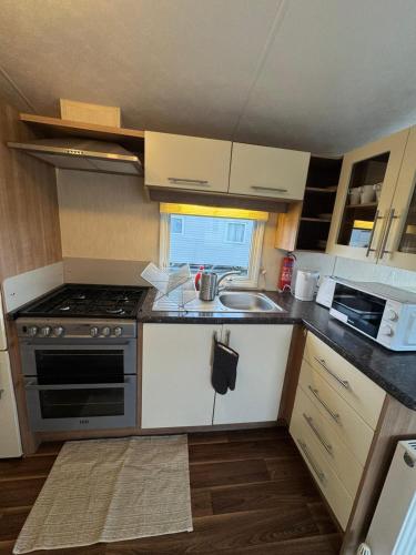 Exterior view, Lovely Caravan At Steeple Bay, Essex Ref 36056A in Steeple