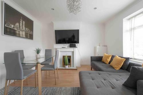 Sleeps 7 a 3 Bed house in Rochester 4 beds