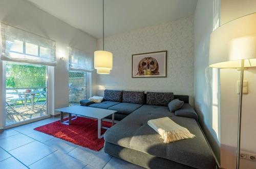 Schwan - Ferienwohnung am Loppiner See mit Terrasse und Sauna in Jabel