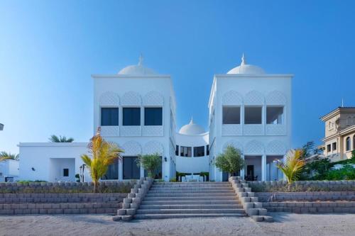 Luxury 6BR Villa in Palm Jumeirah with Private Beach Access, Dubaï