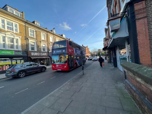 Comfortable room in a luxurious apt with parking in Blackheath, Londyn (zdjęcie 10)