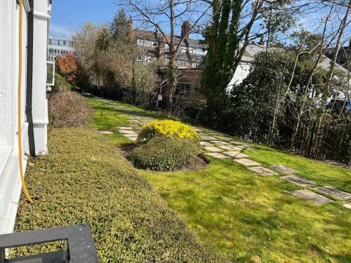 Comfortable room in a luxurious apt with parking in Blackheath, Londyn (zdjęcie 8)