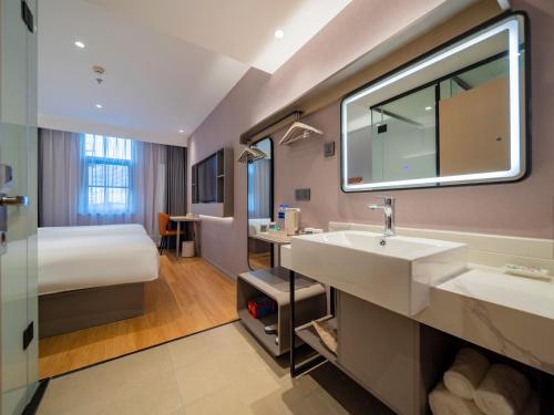 room detail thumbnail 2