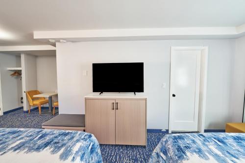 All Seasons Inn & Suites - image 9