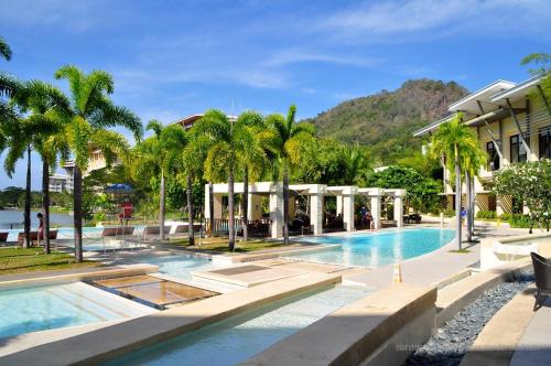 สระว่ายน้ำ, PICO DE LORO ACCOMMODATIONS NORMAN AND LOURDES RESORT & CONDO PH in นาซุกบู