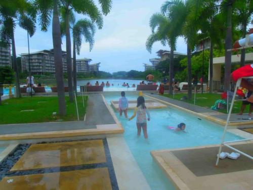 สระว่ายน้ำ, PICO DE LORO ACCOMMODATIONS NORMAN AND LOURDES RESORT & CONDO PH in นาซุกบู