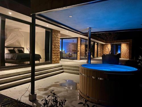 Houten Boshuis by Droomvilla in Остерхут