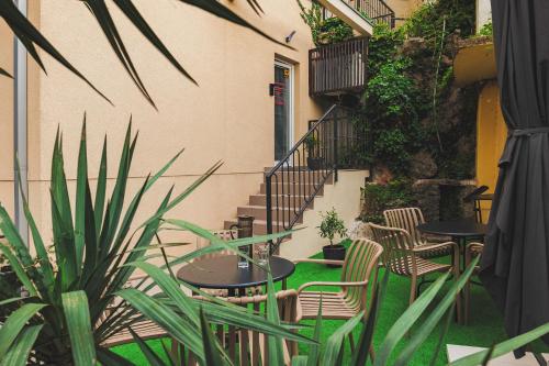 شرفة/ تراس, U-NIGHT Hostel in Becici