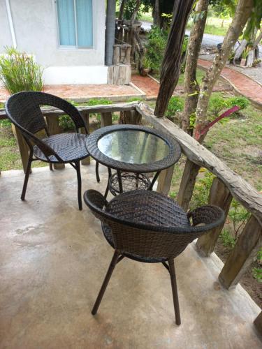 balkong/terrass, บ้านพักคุณยายเขียว near Lub Lae Cave