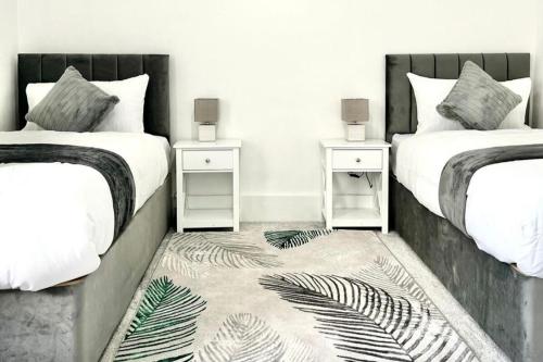 Strood Home-Sleeps 6-Great for Groups & Families
