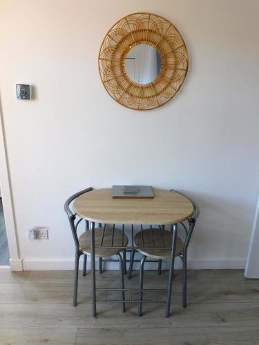 Modern bright studio apartment in south Glasgow near Burrell Collection