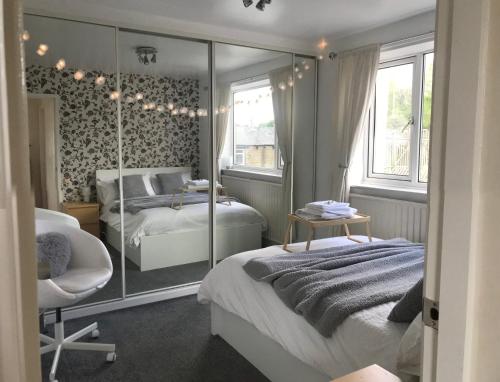 fAiRy DeLL Flatlet with 4 bedrooms in Wyke
