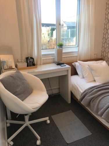 fAiRy DeLL Flatlet with 4 bedrooms in Wyke